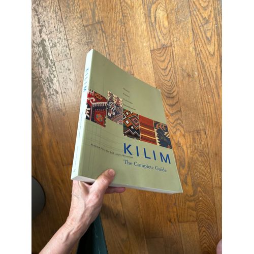 Kilim The Complete Guide History Pattern Technique Identification Par Alastair Hull And Jose Luczyc Wyhowska Enorme Livre En Anglais Pour Identifier Tout Type De Tapis Turc Ou Nord Africain   de ALATAIR HULL 