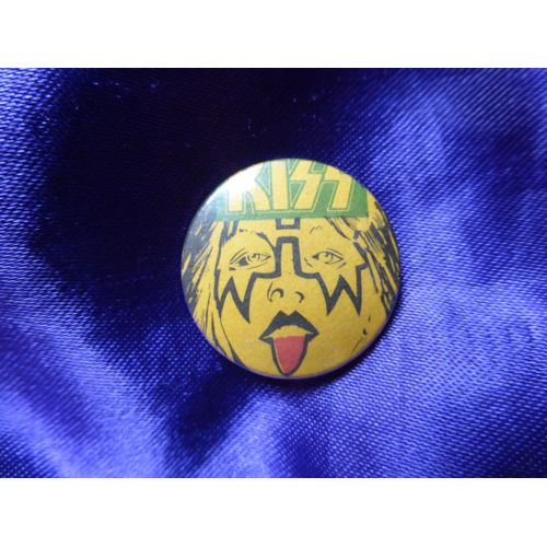 Kiss. Badge Rond Avec Ace En Gros Plan Qui Tire La Langue. Visage Jaune, Noir Et Rouge Avec Logo Vert. 2.5 Cm. Badge Des Annes 80 En Parfait tat. Lot 50