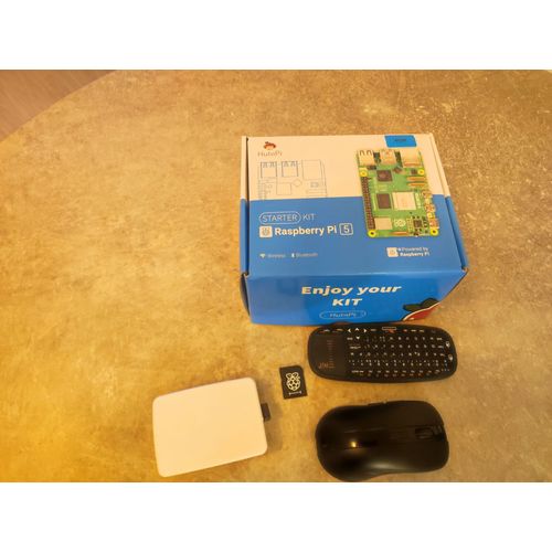 Kit complet comprenant la carte Raspberry Pi 5, une alimentation USB-C 27W officielle Raspberry Pi, un cble Micro-HDMI vers HDMI