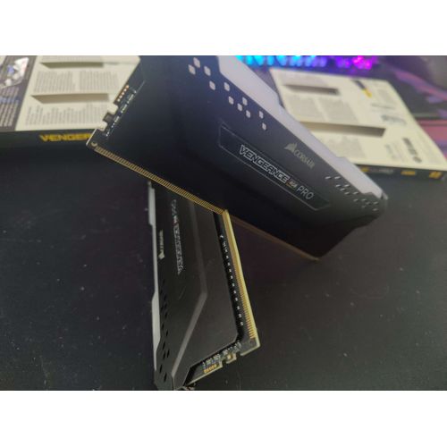 Kit de mmoire VENGEANCE RGB PRO 16 GO (2 x 8 GO) DDR4 DRAM 3 200 MHz C16  noir