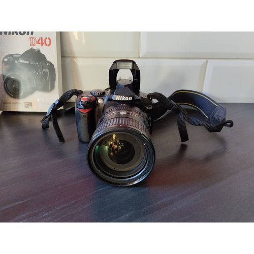 Kit Nikon D40 reflex 6.1 mpix + Objectif  zoom Nikon Nikkor AF-S DX 18-200 mm f/3.5-5.6 G ED-IF VR - Nikon F + accessoires