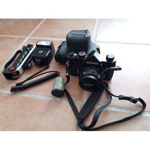 KONICA Autoreflex T avec accessoires