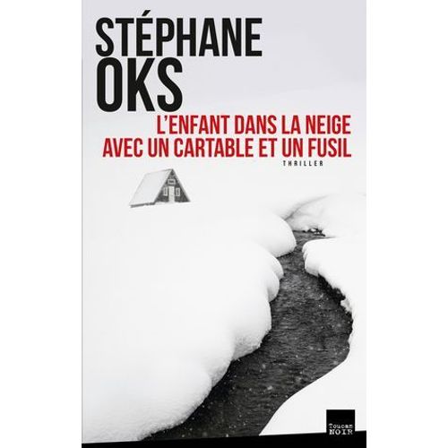 L'enfant Dans La Neige Avec Un Cartable Et Un Fusil  