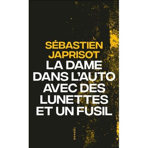 La Dame Dans L'auto Avec Des Lunettes Et Un Fusil  