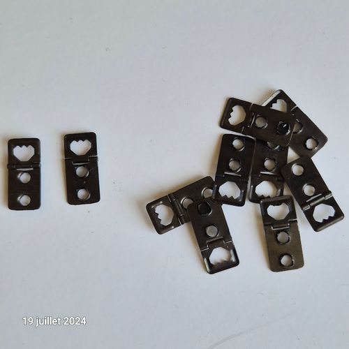 Lot De 10 Charnires Attaches De Cadre  Frapper, Noire  Attaches De Cadre  Frapper En Acier Noir Lot De 10 Attaches , Couleur Noire Dimensions : 3 Cm X 1.2 Cm