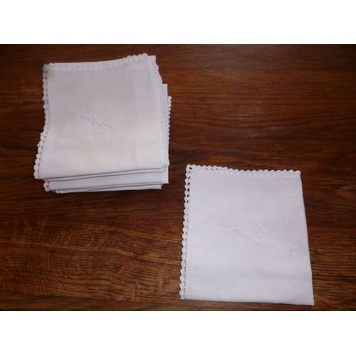 Lot De 11 Serviettes De Table Blanches En Coton,Un Picot Autourune Broderie Dans Un Angle.