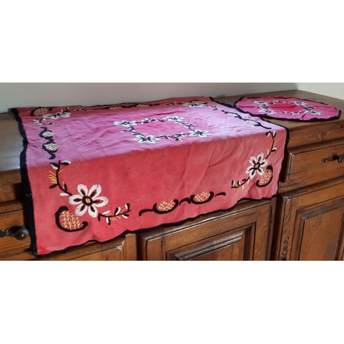Lot De 2 Centres De Tables Ou Napperons En Tissu Rouge Ancien Avec Broderies Artisanales De Fleurs (Couleurs Blanc/Jaune/Noir)-Bords Entirement Festonns-1 Grand Carr 80x80cm + 1 Rond Diamtre 42cm