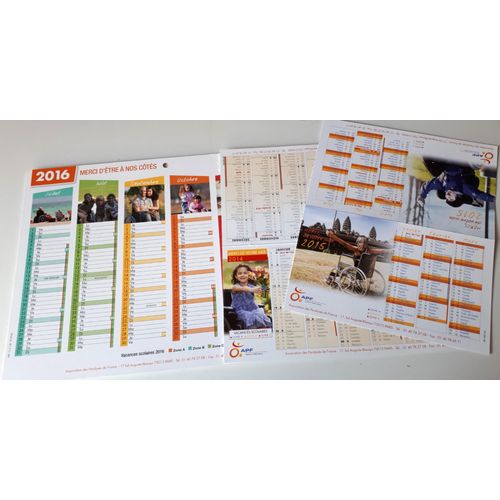 Lot De 3 Calendriers De L'apf (Association Des Paralyss De France) -Annes 2014 Et 2015 Format 17.5x10.5cm Qui Se Posent En Chevalet Et Anne 2016 Format 28x21cm Avec Petit Trou De Fixation