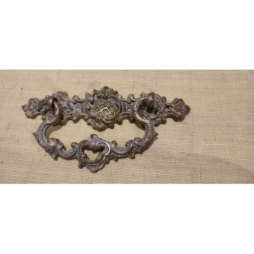 Lot De 6 Poignees En Laiton Et De 3 Entrees De Serrures Style Louis Xv Pour Commode