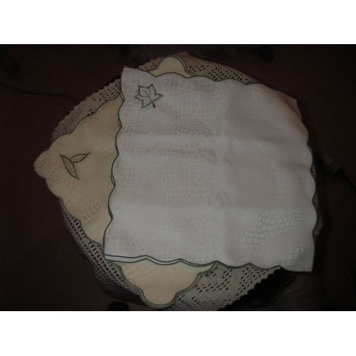 Lot De 8 Serviettes De Table Impression Pavs ,Brodes Feuille Dans Un Coin ,Liser Vert Tout Au Tour ,28 X 28 Cm ,4 Blanches ,4 Beiges ,100% Polyester .
