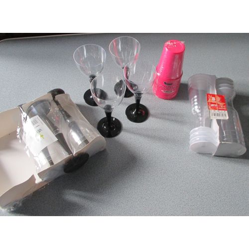 Lot De Verres  Pied En Plastique : 8 Pied Blanc Smart Prestige (180ml) + 6 Pied Chocolat (200ml) + 4 Pied Noir (200ml) Avec 20 Gobelets Plastiques Colors Gappy Fuschia (20cl)