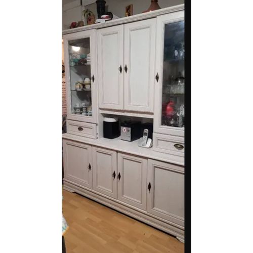 Magnifique Buffet En Bois Peint En Blanc, Parfait Pour Ajouter Une Touche D'lgance  Votre Intrieur. Ce Meuble Comporte : - Deux Vitrines En Verre Pour Exposer Vos Objets De Dcoration Ou Votre Vai