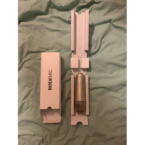 Micro NT1-A, filtre anti pop avec son support + le cble du micro avec la notice d'utilisation