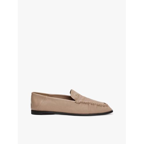 Mocassins En Cuir  Plaque Monogramme Th Soft Leather Squared Toe Loafer/Coastal Taupe - 37