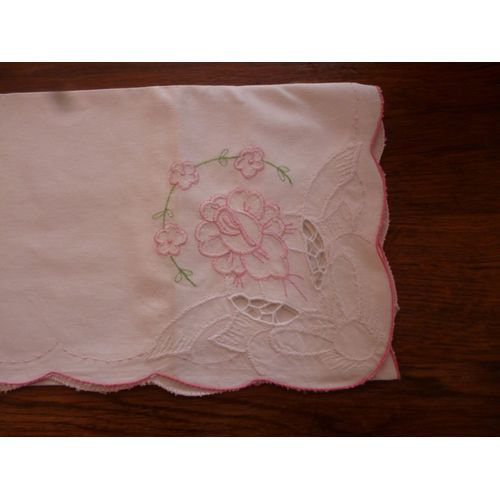 Nappe Carre En Coton Blanc Brode De Fleurs Aux 4 Coins Et Un Cercle De Fleurettes Au Milieu.