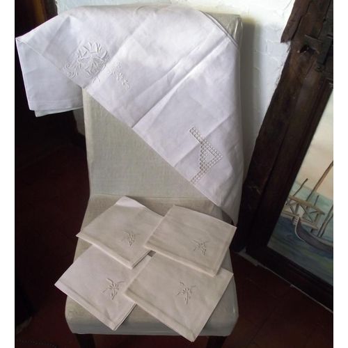 Nappe Neuve Et 4 Serviettes Assorties En Pur Fil De Lin Broderie Et Jours Fait Main . Broderie D'exception De Grande Qualit xcute Par Des Mains Expertes .Motif Roses Et Boutons De Roses.