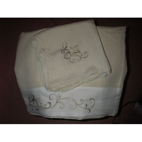 Nappe Rectangulaire Bords Brods Ton Sur Ton + 12 Serviettes Brodes, Coloris Beige, Dimensions: Nappe 180 X 140 Cm, Serviettes 42 X 42 Cm.