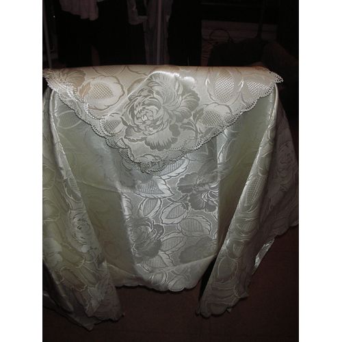 Nappe Rectangulaire Et 6 Serviettes De Table Carres De Marque Royal Limoges ,De Couleur Blanc Cass Effet Satin ,Motifs Roses Blanches Et Leurs Feuillages Ton Sur Ton ,Dimensions Nappe :180 X 280 Cm