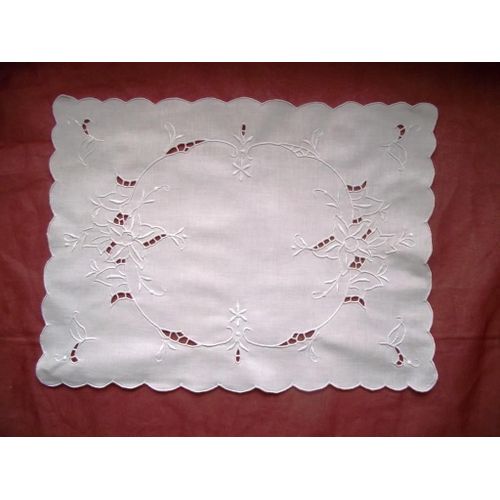 Napperon Blanc Coton Brod Main Ou Centre De Table Ou Dessous De Plateau . Dimensions Longueur 46 Cm Largeur 34 Cm Broderie Blanche Fleurs Et Ajoure Style Renaissance .