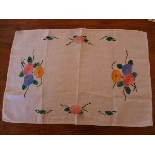 Napperon Rectangulaire En Coton Blanc.Des Applications De Tissu De Couleurs En Forme De Fleurs.44 Cm Long Et 30 Cm Large.