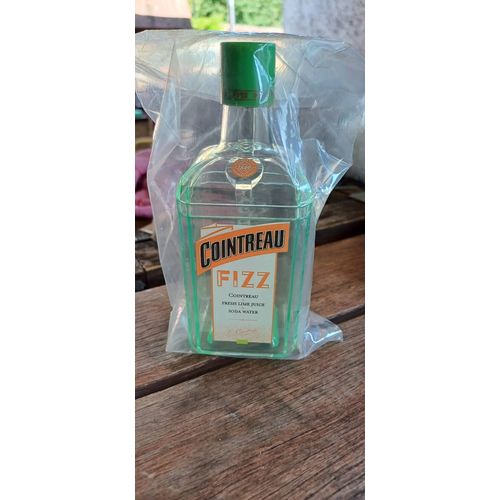 Neuf Shaker Cointreau Fizz Cocktail .
