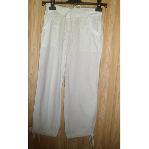 Pantacourt Blanc En Lin. Taille 36. Pas D'tiquette. 2 Poches. Cordons De Serrage  La Taille Et Au Bas Des Jambes. Longueur Totale : 72 Cm Environ.