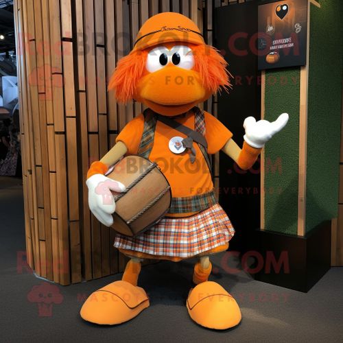 Personnage De Costume De Mascotte Redbrokoly De Cornemuse Orange Habill D'un Short Cargo Et De Colliers
