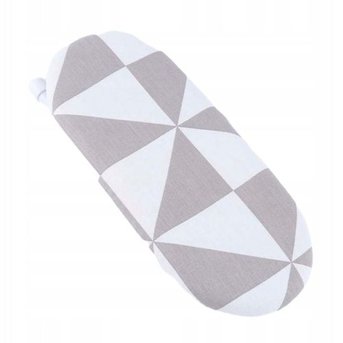 Petite aide  la planche  repasser avec une grille triangulaire sur la planche  repasser