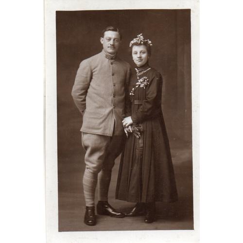Photographie Vintage - Portrait De Couple ( Mari Militaire pouse Tenue Traditionnelle Non Dfinie ) 8 Cm X 13 Cm -Entourage Cadre Blanc