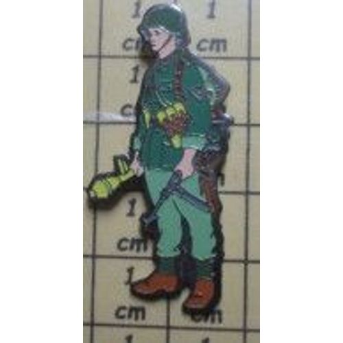 Pin'S Rare Militaire = Un Soldat En Uniforme Marron, Casque Vert, Botte Rouge . Soldat Allemand 1944-45 Avec Panzerfaust - En tat Neuf Complet, Sous Scello
