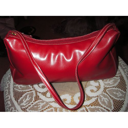Pochette De Marque Ldadpr En Matire Plastique De Couleur Rouge  Porter  L'paule Ou Au Bras ,Intrieur En Nylon Noir ,1 Grande Poche Principale ,Zippe Une Pochette Zippe ,Dim :30 X 14 X 6 Cm .