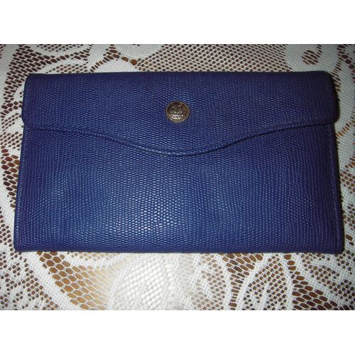Pochette Porte Monnaie 2 Compartiments ( Monnaie ,Billets ),En Simili Cuir De Couleur Bleu ,Porte Monnaie Zipp ,1 Grande Poche ,Fermeture Pochettte Par Pression ,Dimensions Ferme :19 X 11,5 Cm .