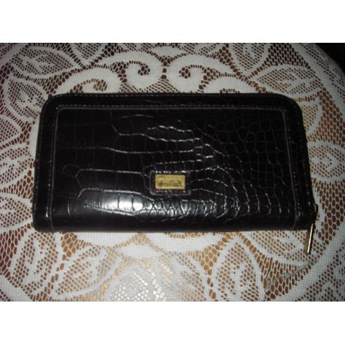 Porte Monnaie ,Porte Cartes  Mango De Couleur Noire ,Aspect Peau De Serpent ,Fermeture Zippe ,5 Grandes Poches Intrieures Dont 1 Zippe ,8 Pochettes Cartes De Crdit ,Dimensions :21 X 11 X 2,5 Cm .