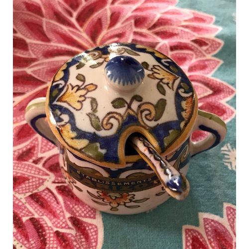 Pot  Moutarde En Faience Peinte  La Main Go Martel Numrote Avec Son tiquette D'origine tablissements Parizot Dijon Avec Sa Cuillre En Faience Peinte  La Main