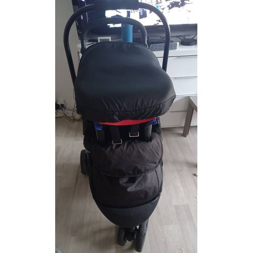Poussette 2 En 1 Couleur Noire Avec Son Cosy Qu'on Peut Utiliser Comme Sige Auto. Poussette Utilis 6 Mois.