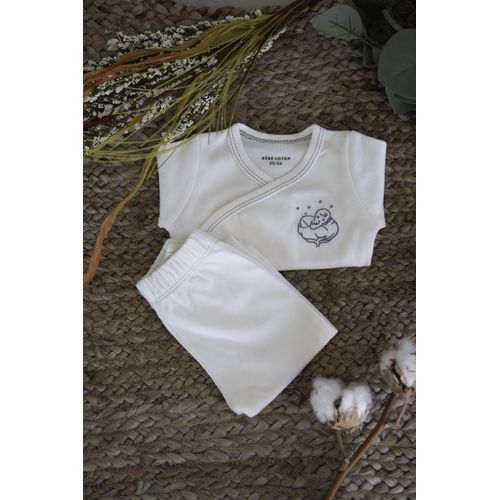 Pyjama Deux Pices cru 0-3 Mois En Coton Bio. Haut Cache-C?ur Brod Et Pantalon Avec Chaussons Intgrs. Doux, Pratique Et lgant Pour Des Nuits Tout En Confort Ds La Naissance.
