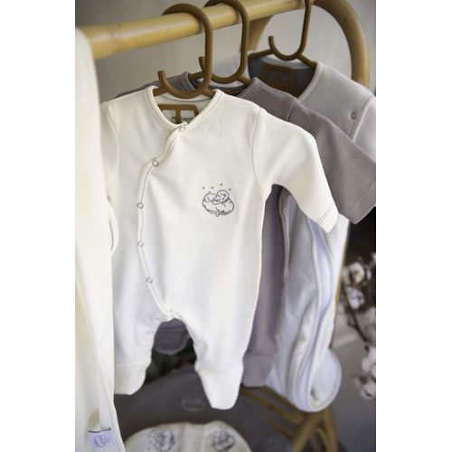 Pyjama Une Pice / Grenouillre Gris Violine 0-3 Mois En Coton Bio, Doux Et Chaud Avec Chaussons Intgrs. Ouverture Cache-C?ur Pratique, Logo Brod. Idal Pour Des Nuits Paisibles Et lgantes.