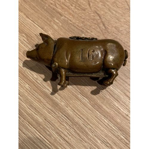 Pyrogne Cochon Fin19e/ 20e Sicle : Anctre De La Bote D?Allumettes, En Laiton Et Ici Originale Car Il Est Estampill D?Un Blason, Sans Doute Militaire Ainsi Que Du Numro 16 : Souvenir De Soldat ..