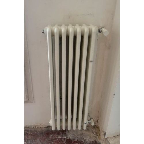 Radiateur  eau chaude vertical blanc IRSAP modle TESI 4 en acier. Puissance : 800 W
