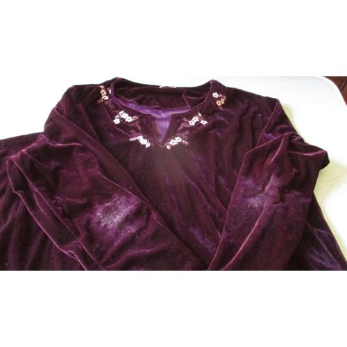 Robe D'intrieur Ou Robe De Chambre Aspect Velours Chatoyant- Modle Excellence Prune/Bordeaux-Taille 50- Encolure En V Avec Broderie De Fleurs- Coupe Droite Et Longue- Fentes Latrales- 100%Polyester