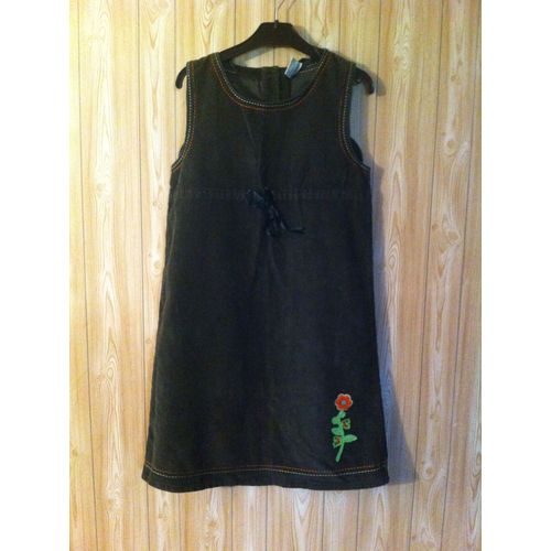 Robe Kaki En Velours Ctel In Extenso. Taille 12 Ans. Sans Manches. Motif Fleurs Au Bas. Petit Lien  L'avant. Fermeture Au Dos Par Trois Petits Boutons. Longueur Totale : 79 Cm Environ. D'occasion