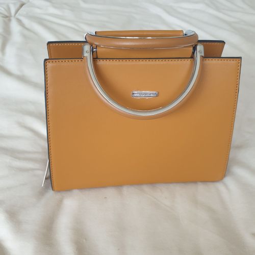 Sac  Main, Bandoulire Possible Et Porte-Monnaie, Couleur Cognac, Manoukian. Neuf, Jamais Utilis.  Dimension : 18*24*11cm