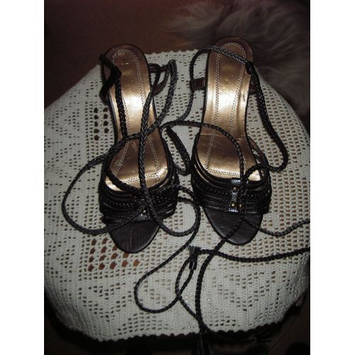 Sandales De Marque Baiwei De Couleur Noire ,De Taille 37 ,Talon Compens Faon Macram Tress ,8,5 Cm ,Fermeture Par Lanires De Chevilles .
