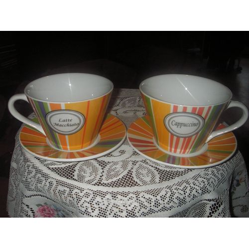 Set Petit Djeuner Compos De 2 Grandes Tasses  Hanses Avec Soucoupes ,Inscriptions Cappuccino ,Latte Macchiato D'un Cot Et De L'autre Des 2 Tasses ,Couleur Multicolore .