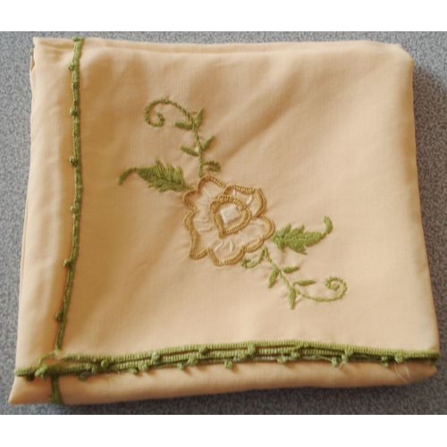Six Serviettes De Table Anciennes Tissu Tergal - Fond Jaune Avec Une Dlicate Fleur Brode Dans Un Coin Avec Son Feuillage - Bord Entirement Festonn En Vert - 47x47cm Environ- Fabrication Artisanale