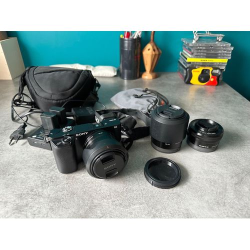 Sony a6000 24.3 mpix + Objectif Sony E 16-55mm 3,5-5,5 + Objectif Sony E 35mm 1,8 + Objectif Sony E 50mm 1,8mm + Micro ECM-XYST1M + Trousse de rangement Sony