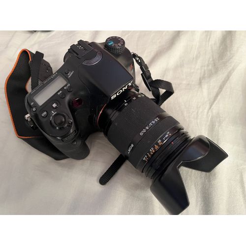SONY ALPHA 77 24 MPIX + OBJECTIF ZOOM SONY 18/200 OUVERTURE 3.5/6.3 + TELEOBJECTIF 100/300 SIGMA OPT ZEISS + OBJECTIF SONY POUR MACRO DT2.8/30MACRO SAM