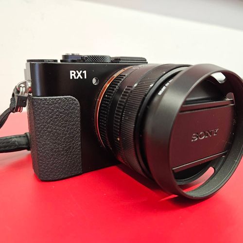 Sony DSC-RX1 24.3 mpix + Objectif Sony LHP-1 35mm FULL-FRAME CMOS IMAGE SENSOR - Noir