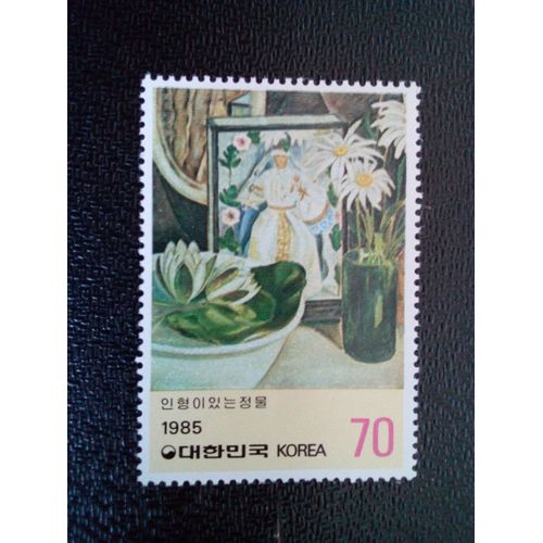 Timbre Coree Du Sud M I 1403 Nature Morte Avec Une Poupe Par Suhlcho 1985 ( 080104 )