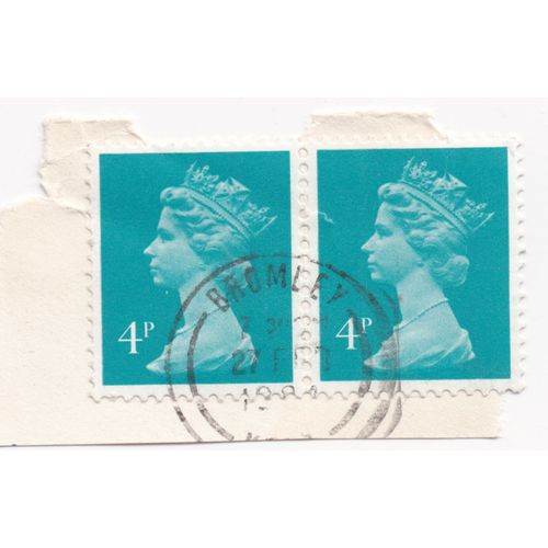 Timbre Royaume Uni : 2 Timbres Oblitrs, Reine Elizabeth I I De Profil Gauche Sur Fond Vert Fonc, 4 Pence